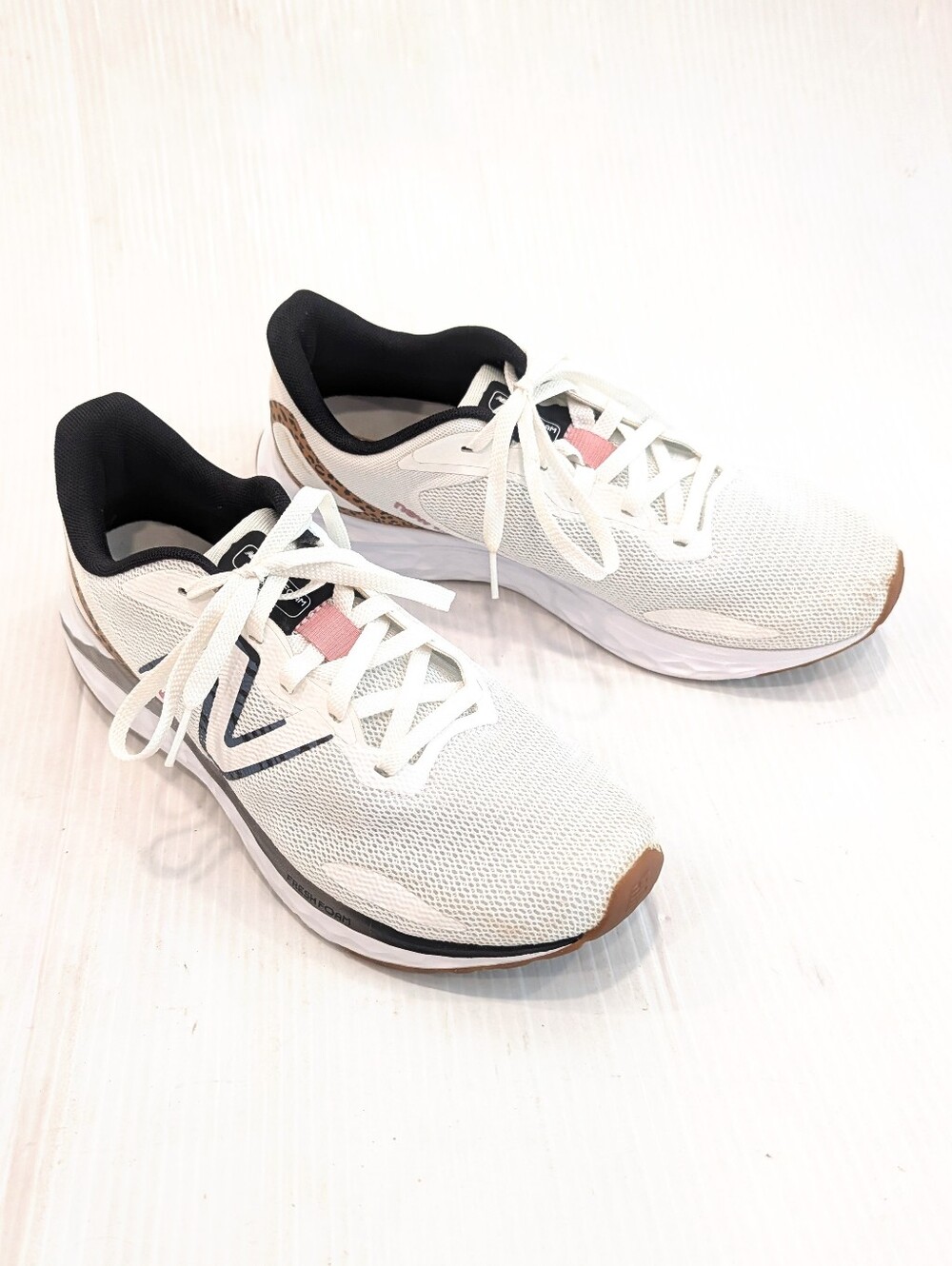NEW BALANCE Fresh Foam Arishi V4 Leopard White Running Sneakers Size 9 Women's
